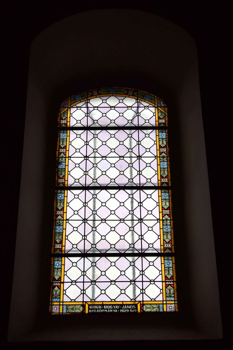 A mai templom egyik 1929-es színes üvegablaka az adományozó Bogyay János nevével