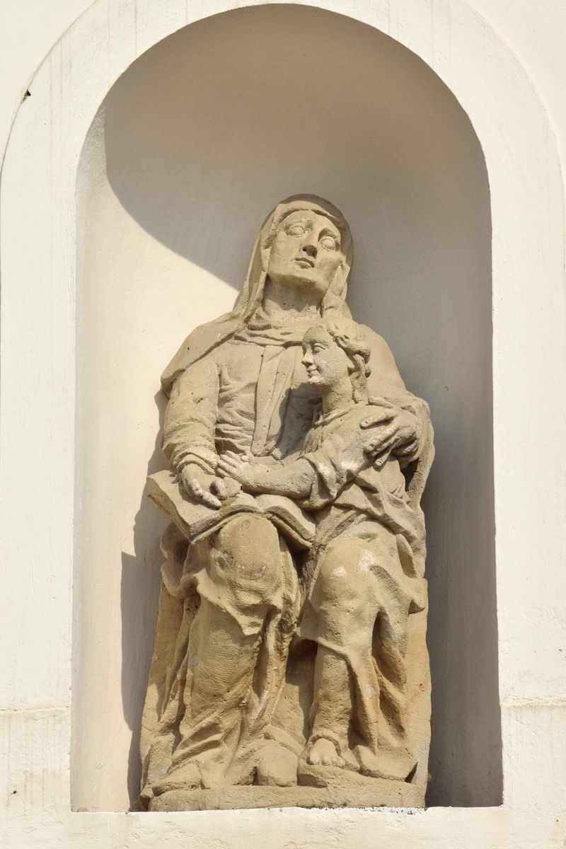 A gyermek Szűz Máriát olvasni tanító Szent Anna, barokk szobor a Szent Anna-kápolna homlokzatán. (Fotó: VFKL 2021.)