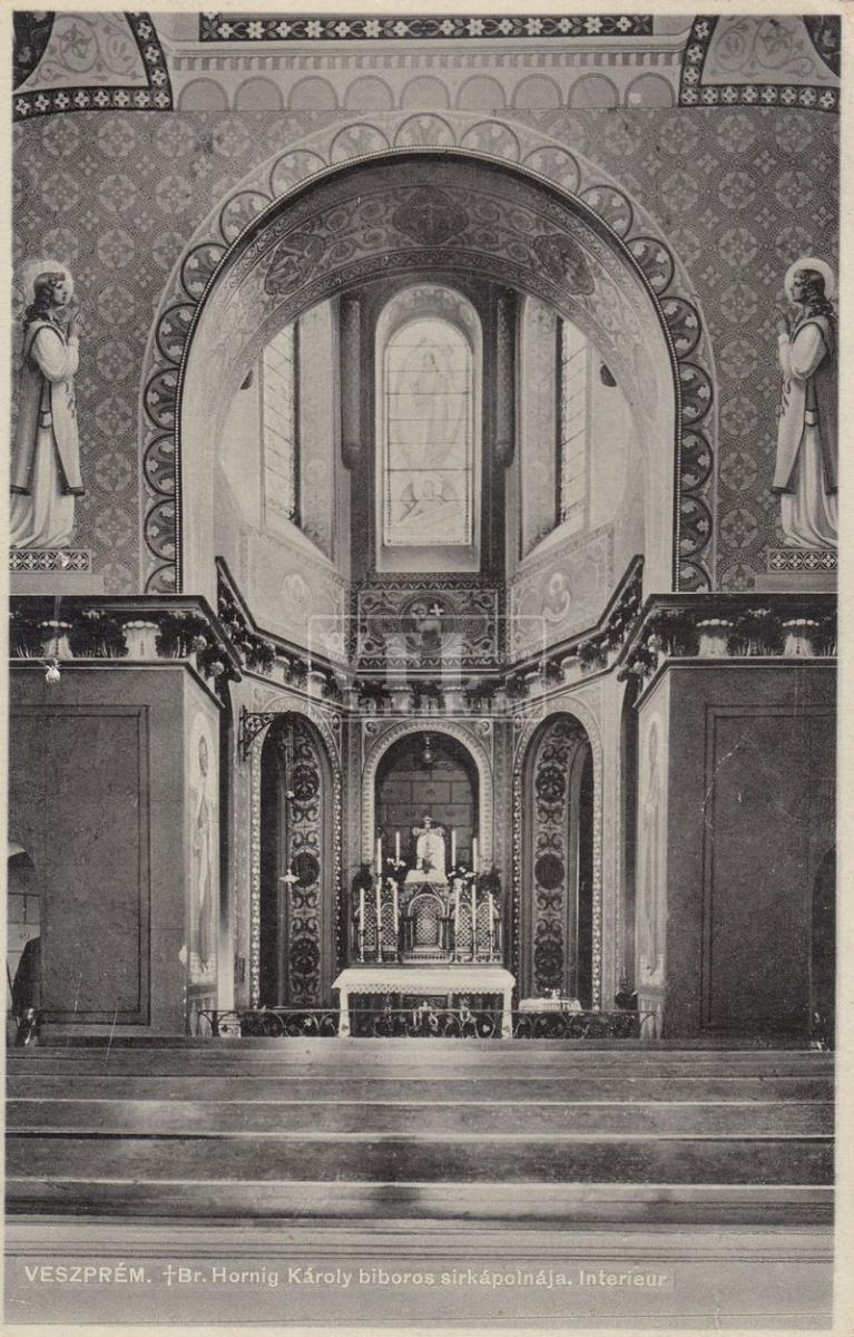 Belső összkép a szentély irányába az eredeti kialakításban, Steiner Rudolf falképeivel, Róth Miksa üvegablakaival és bécsi főoltárral.
